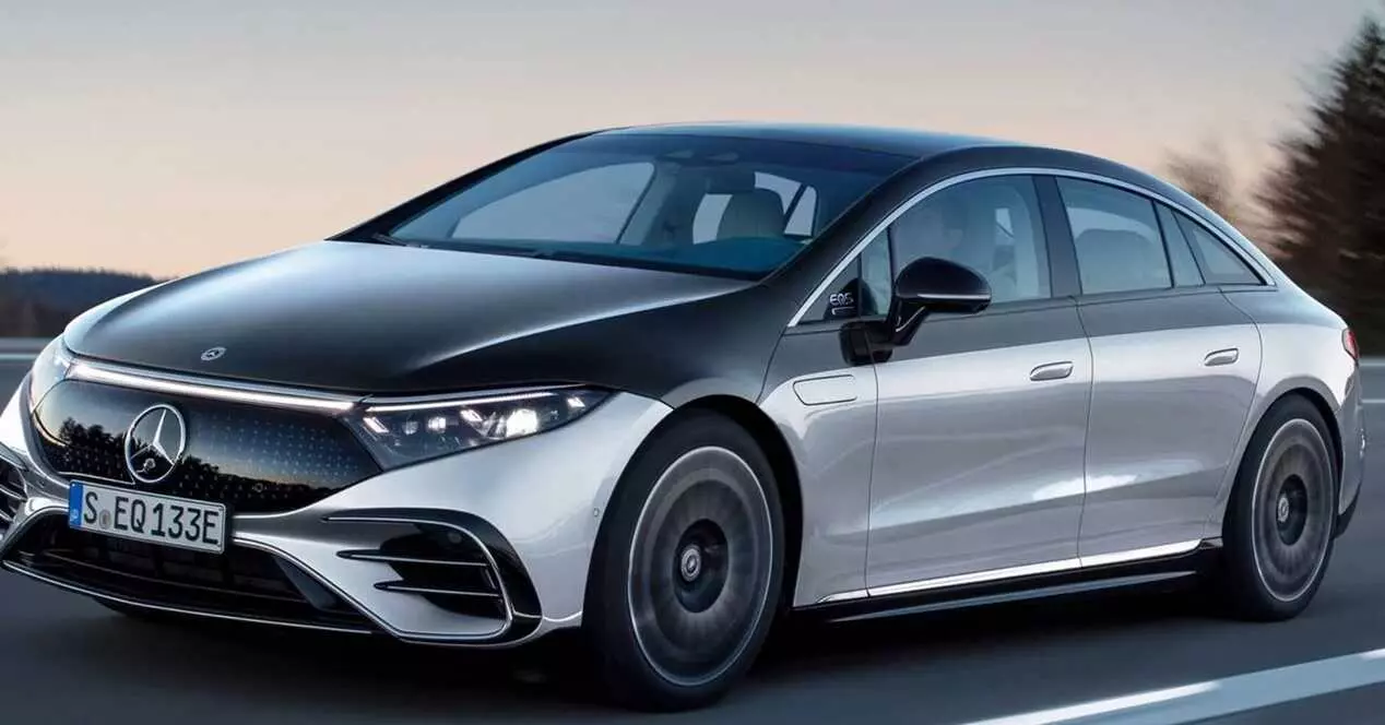 4 safest electric and hybrid cars in case of an accident