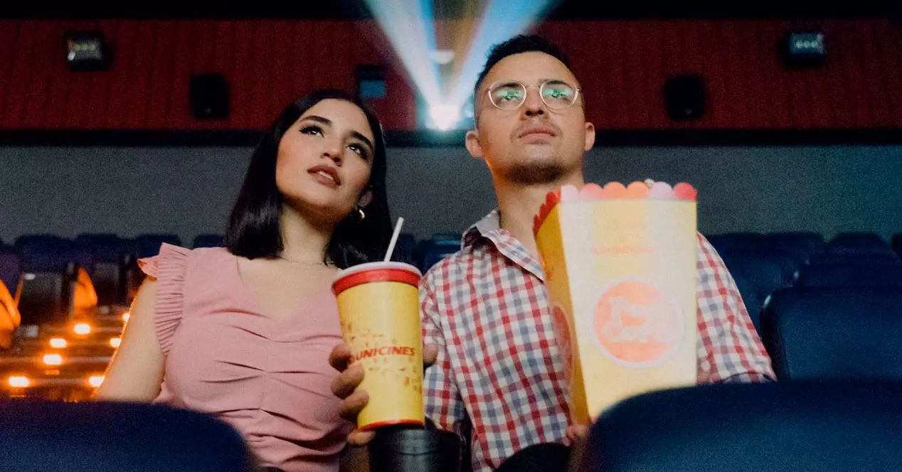 Varför äter folk popcorn på bio