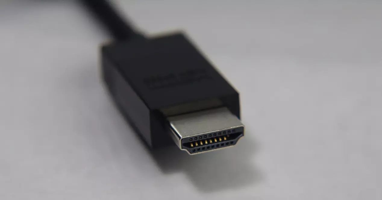 Wofür ist HDMI mit Ethernet und warum wird es selten verwendet?