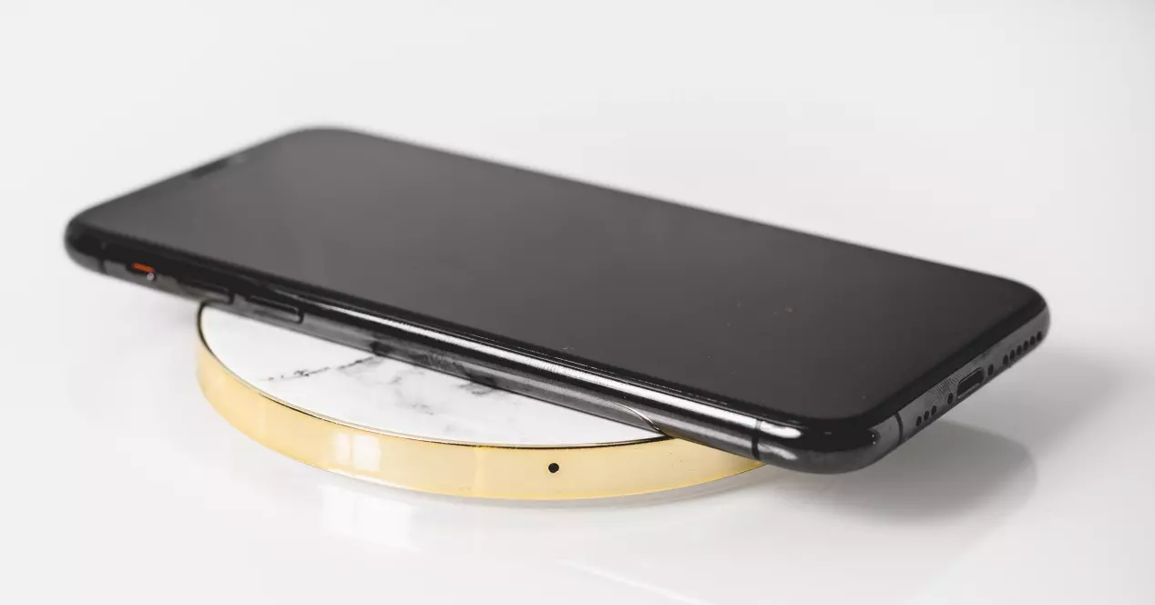 Charge iPhone with cable or wireless charging, which is better? ITIGIC