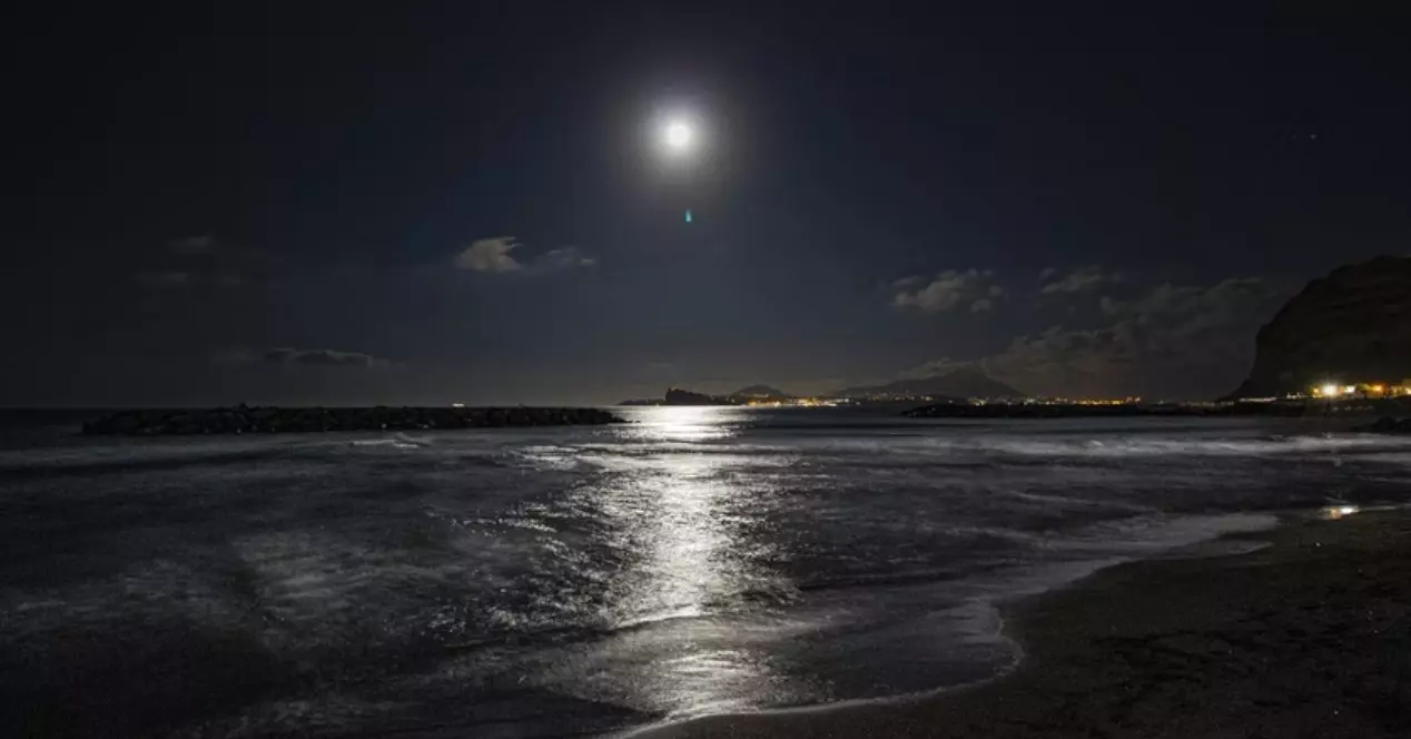 What is the relationship between the Moon and Earth's tides