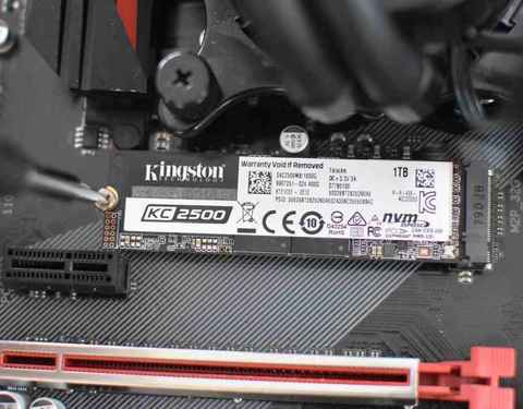 PC に搭載できる SSD またはハード ドライブの最大数