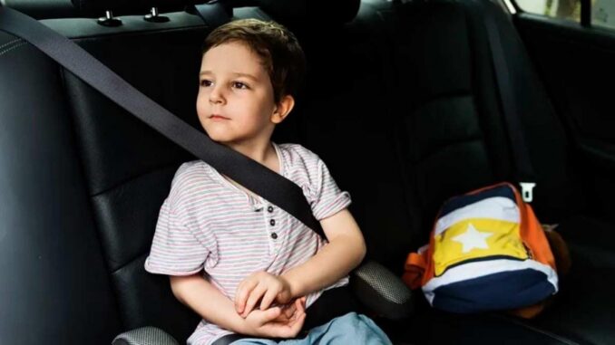 子供を車で学校に連れて行く場合は、絶対にこれをしないでください