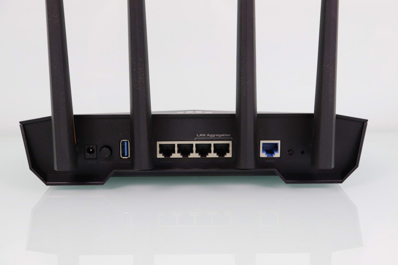 Vista trasera del router oyun ASUS TUF-AX3000v2 con sus puertos