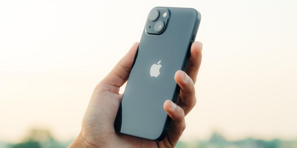 iPhone 13 في متناول اليد