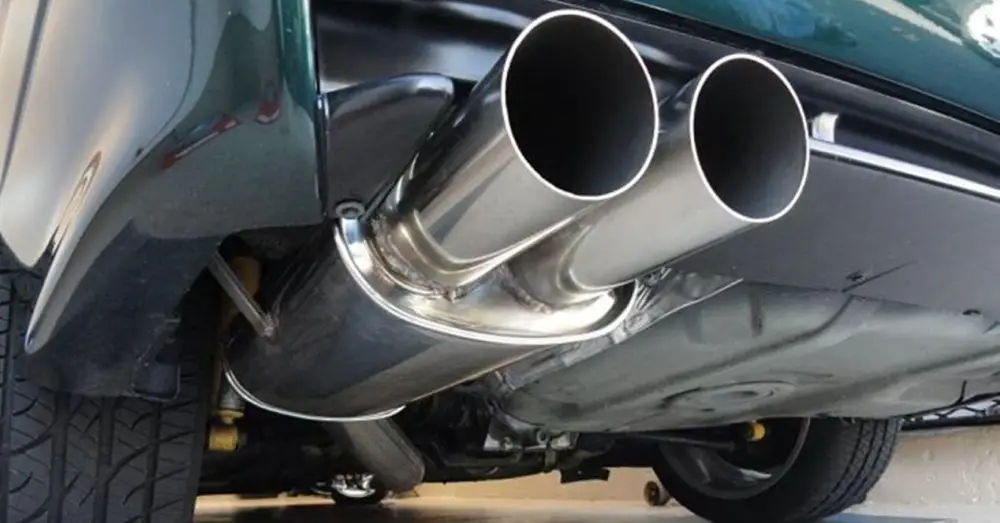 Pourquoi les gaz d'échappement de votre voiture font-ils des bruits métalliques