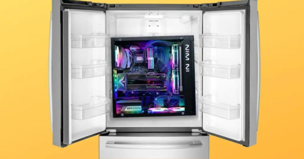 Montieren Sie einen PC in einem Mini-Kühlschrank
