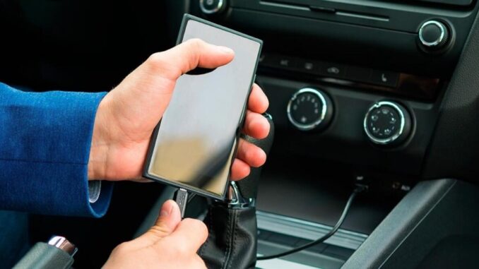 por que você deve parar de carregar seu celular no carro