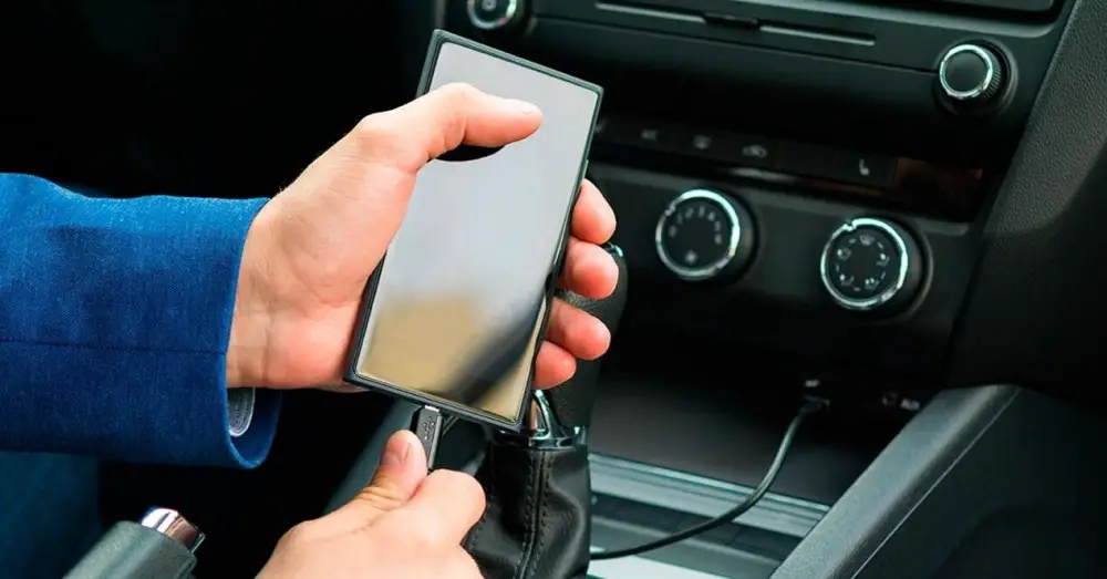 hvorfor du bør slutte å lade mobilen i bilen