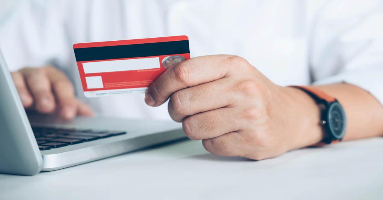 ปลอดภัยกว่าที่จะซื้อออนไลน์ด้วยบัตรเดบิตหรือบัตรเครดิต