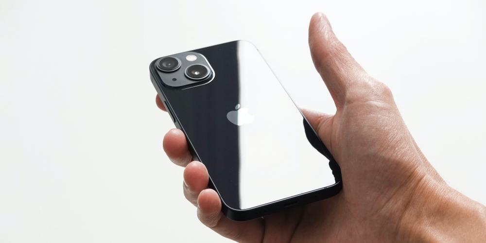 iPhone 13 v černé barvě