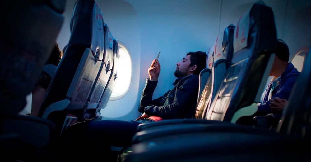 W 2023 roku będzie można rozmawiać przez telefon z samolotu
