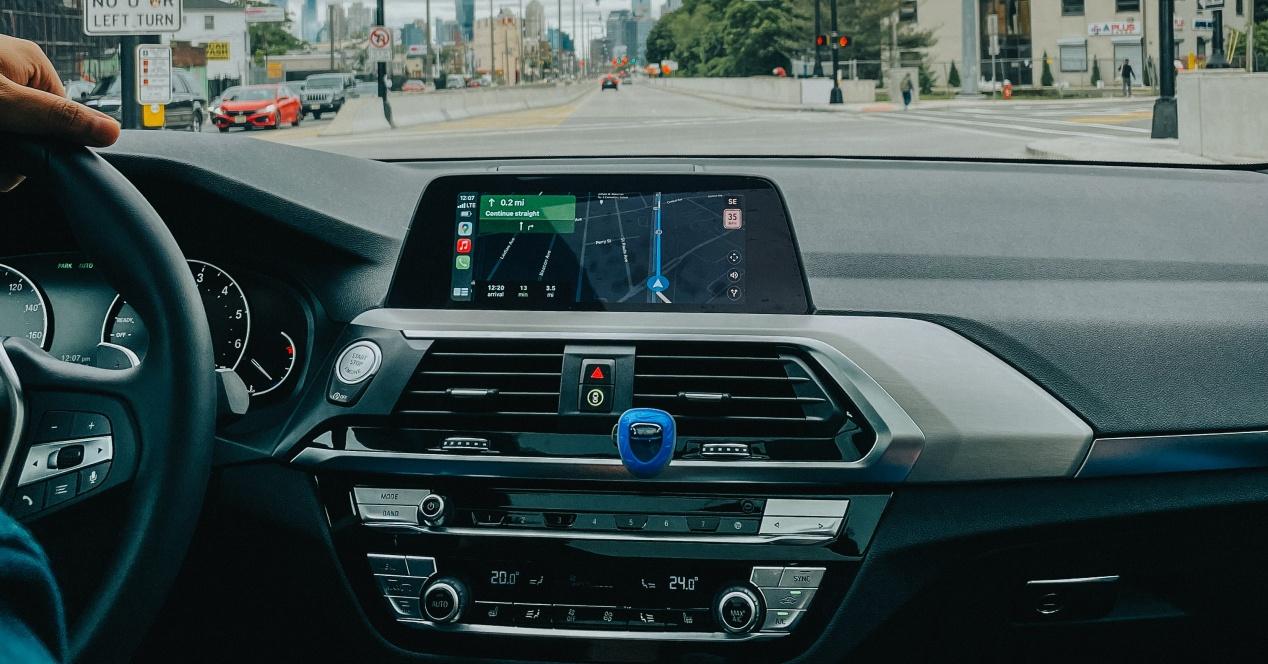 車内でワイヤレスApple CarPlayを使用する方法