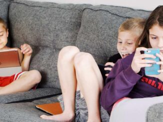 Timpul pe care copiii îl petrec pe rețelele sociale expuși