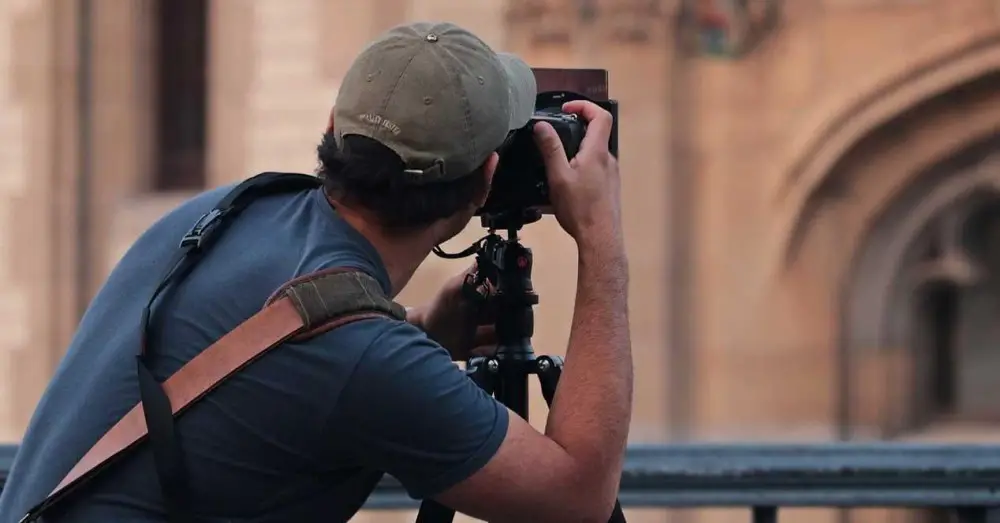 4 programe pe care trebuie să le stăpânești pentru a-ți găsi un loc de muncă ca fotograf