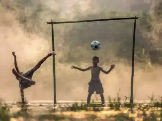 أطفال يلعبون كرة القدم