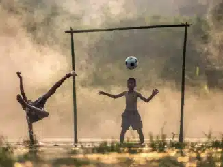 Kinder spielen Fußball