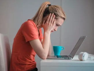 الفتاة والكمبيوتر المحمول