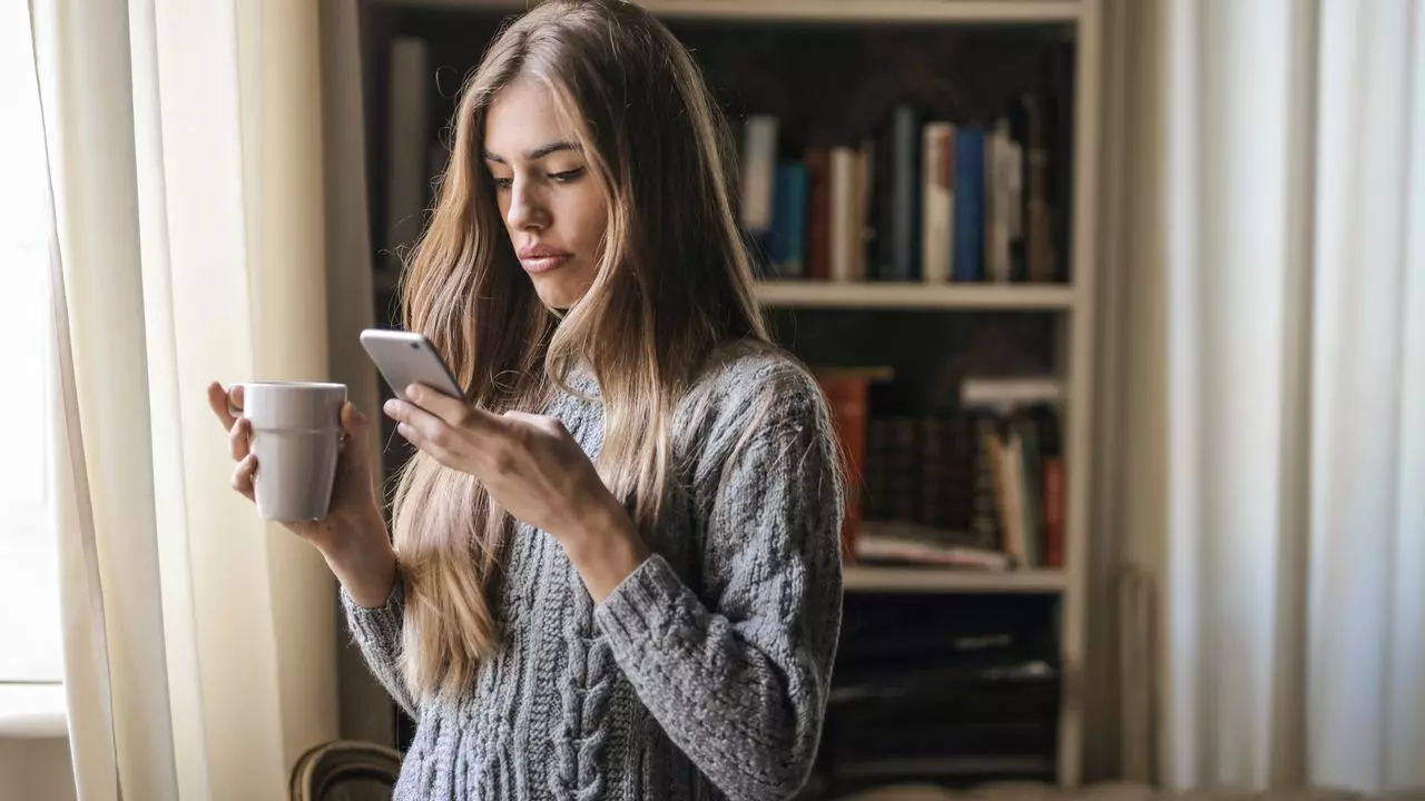 fille vérifiant le téléphone