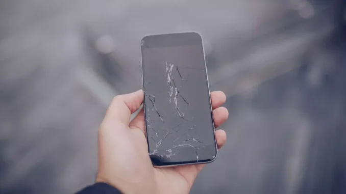 smartphone com tela quebrada