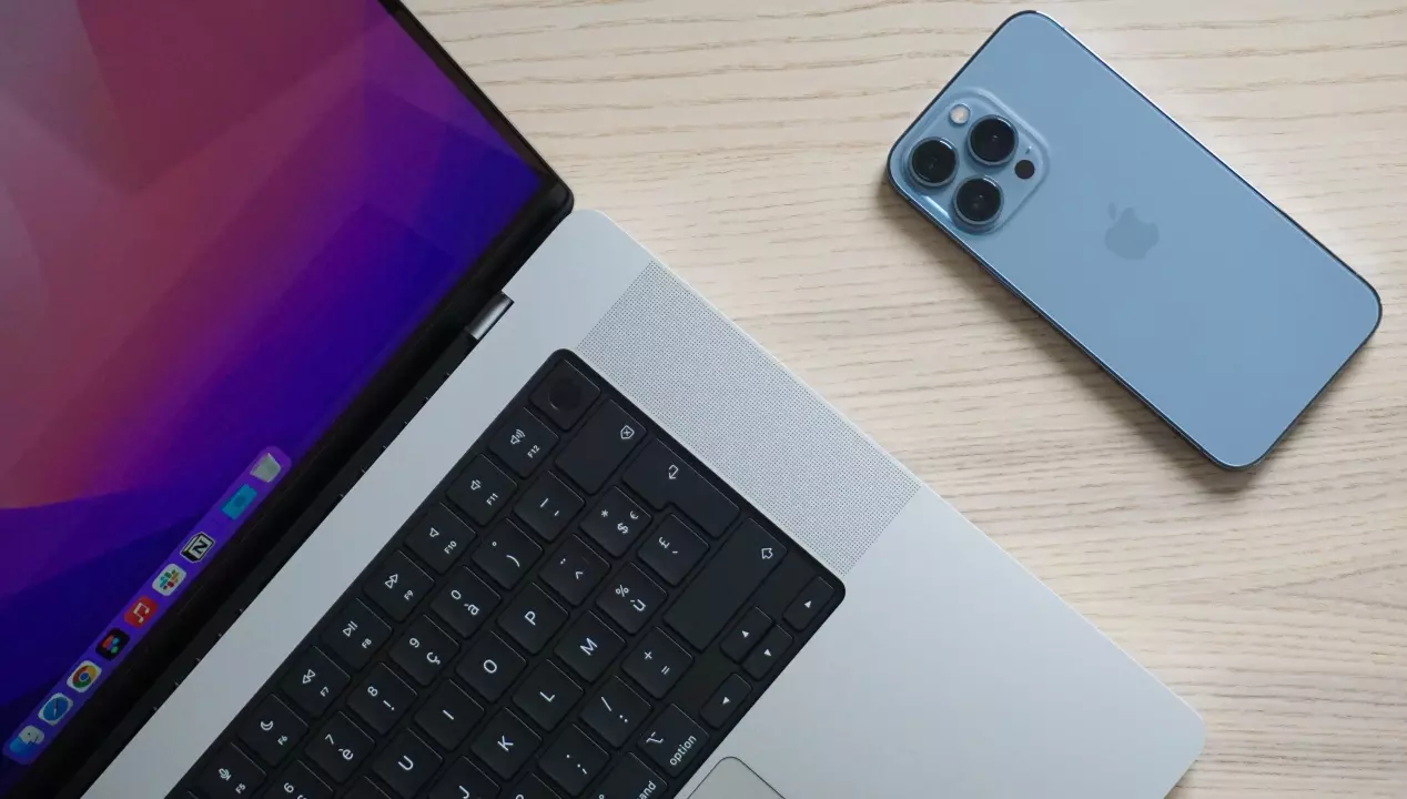 Macbook-Pro-และ-iPhone