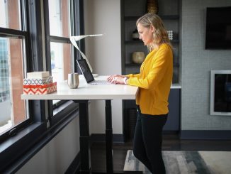 امرأة تستخدم الكمبيوتر المحمول
